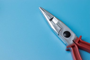 Mavi arkaplanda kopyalama alanı ile yakın plan tamir aracı.