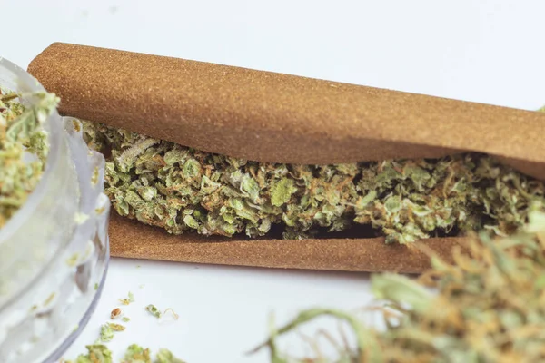Smulade Medicinska Cannabisknoppar Trubbigt Papper Nära Håll Röker Laglig Marijuana — Stockfoto