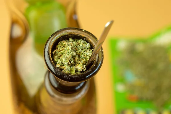 Bong Lleno Cannabis Para Uso Recreativo Marihuana Legaliza Concepto —  Fotos de Stock