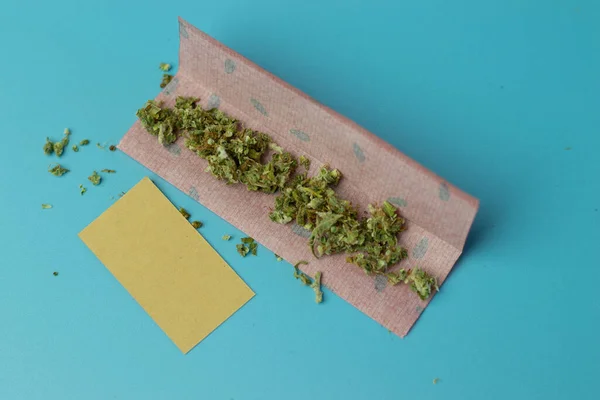 Gemensamt Papper För Cannabis Roll Blå Bakgrund Ovanifrån Marijuana Rökning — Stockfoto