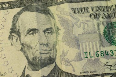 Abraham Lincoln portresi 5 dolarlık banknot makrosu üzerinde.