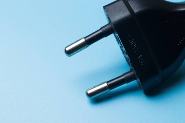 Ev eşyalarına enerji sağlamak için Avrupa prizi.