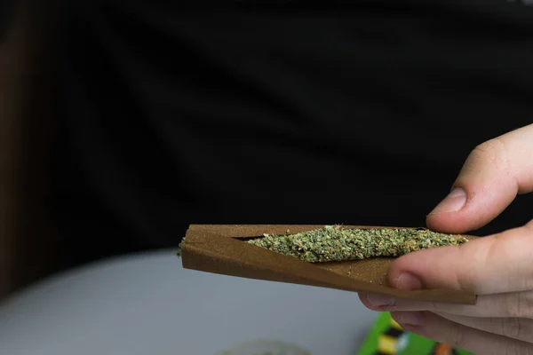 Cannabis gerold in bot papier voor het roken. Behandeling van depressie en angst. Marihuana legaal gebruik in de gezondheidszorg — Stockfoto
