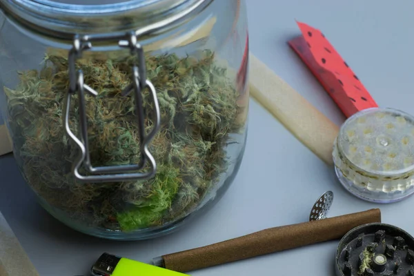 Marijuana et accessoires pour fumeurs close-up — Photo