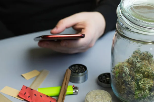 Homem Segurando Telefone Lado Cannabis Fumar Accessoies Comprar Marijuana Erva — Fotografia de Stock