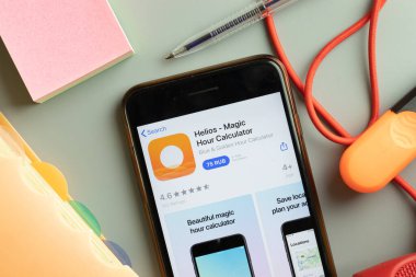 New York, ABD - 26 Eylül 2020: Telefon ekranında Helios Magic Hour mobil uygulama logosu, İllüstrasyon Editörü.