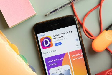 New York, ABD - 26 Eylül 2020: SunDay Vitamin D ve UV mobil uygulama logosu telefon ekranında, İllüstrasyon Editörü.