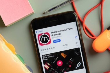 New York, ABD - 26 Eylül 2020: Metronome ve Tuner mobil uygulama logosu telefon ekranında, Illustrative Editorial.