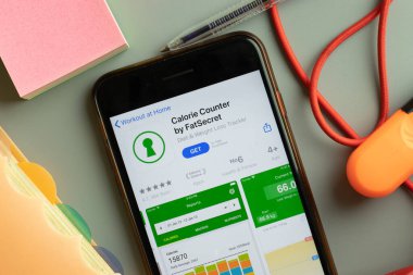 New York, ABD - 27 Eylül 2020: FatSecret mobil uygulama logosu tarafından kalori sayacı telefon ekranında kapatılıyor, Illustrative Editorial.