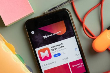 New York, ABD - 27 Eylül 2020: Musixmatch şarkı sözü bulucu mobil uygulama logosu telefon ekranında, İllüstrasyon Editörü.