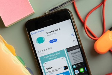 New York, ABD - 27 Eylül 2020: Kopyalanmış Dokunmatik mobil uygulama logosu telefon ekranında kapatın, İllüstrasyon Editörü.