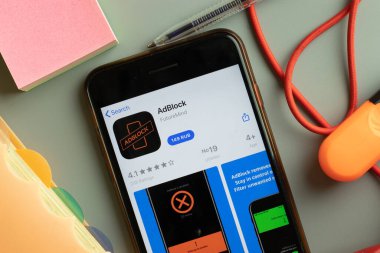 New York, ABD - 27 Eylül 2020: Telefon ekranında AdBlock mobil uygulama logosu, İllüstrasyon Editörü.