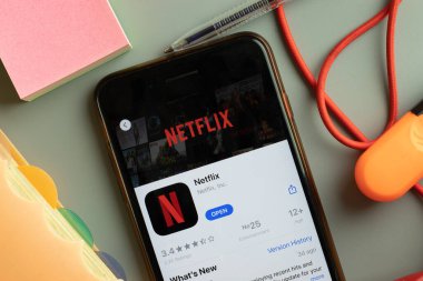 New York, ABD - 27 Eylül 2020: Netflix mobil uygulama logosu telefon ekranında kapat, Illustrative Editorial.