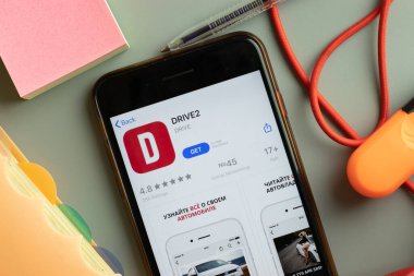 New York, ABD - 27 Eylül 2020: DRIVE2 mobil uygulama logosu telefon ekranında, İllüstrasyon Editörü.