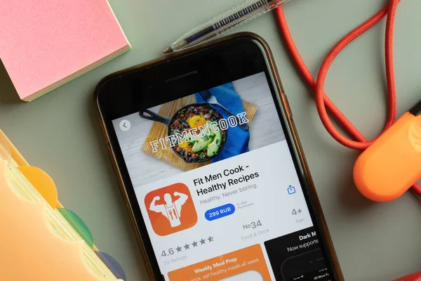 New York, ABD - 27 Eylül 2020: Fit Men Cook Sağlıklı Tarifler mobil uygulama logosu telefon ekranında kapatın, Illustrative Editorial.