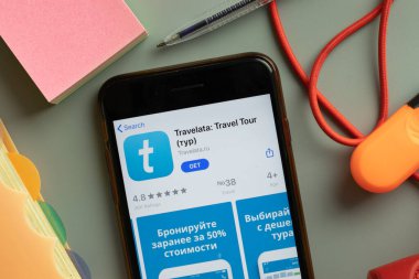 New York, ABD - 27 Eylül 2020: Travelata Seyahat Gezisi mobil uygulama logosu telefon ekranında, İllüstrasyon Editörü.