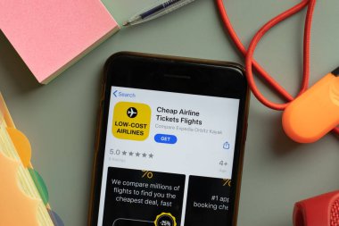 New York, ABD - 27 Eylül 2020: Cheap Airlines Tickets Mobil uygulama logosu telefon ekranında, Illustrative Editorial.