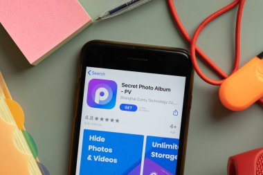 New York, ABD - 27 Eylül 2020: Telefon ekranında Gizli Fotoğraf Albümü PV mobil uygulama logosu, İllüstrasyon Editörü.