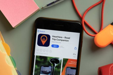 New York, ABD - 27 Eylül 2020: HearHere Road Companion mobil uygulama logosu telefon ekranında, Illustrative Editorial.