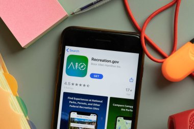 New York, ABD - 27 Eylül 2020: Recreation.gov mobil uygulama logosu telefon ekranında kapat, Illustrative Editorial.