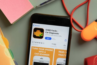 New York, ABD - 27 Eylül 2020: EOBD Facile Car Mobile Mobil uygulama logosu telefon ekranında, İllüstrasyon Editörü.