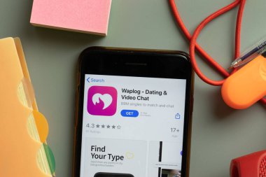 New York, ABD - 28 Eylül 2020: Waplog video sohbet mobil uygulama logosu telefon ekranında kapatın, Illustrative Editorial.