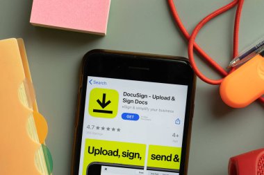New York, ABD - 28 Eylül 2020: Docusign Docs mobil uygulama logosu telefon ekranında kapat, Illustrative Editorial.