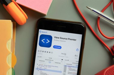 New York, ABD - 28 Eylül 2020: Telefon ekranındaki Kaynak Premier mobil uygulama logosu, İllüstrasyon Editörü.