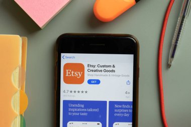 New York, ABD - 29 Eylül 2020: Etsy özel yapım ürünler mobil uygulama logosu telefon ekranında kapatın, Illustrative Editorial.