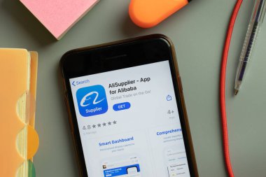 New York, ABD - 29 Eylül 2020: Alibaba mobil uygulama logosu için AliSupplier App telefon ekranında, Illustrative Editorial.