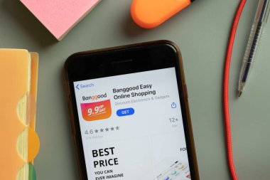 New York, ABD - 29 Eylül 2020: Banggood Easy Shopping mobil uygulama logosu telefon ekranında kapatın, Illustrative Editorial.