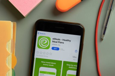 New York, ABD - 29 Eylül 2020: eMeals mobil uygulama logosu telefon ekranında, Illustrative Editorial.