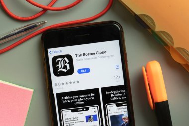 New York, ABD - 29 Eylül 2020: Telefon ekranındaki Boston Globe mobil uygulama logosu, İllüstrasyon Editörü.