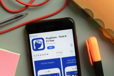 New York, ABD - 29 Eylül 2020: PlugShare Tesla EV Mobil Harita uygulama logosu telefon ekranında, İllüstrasyon Editörü.