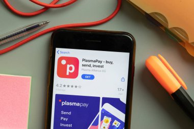 New York, ABD - 29 Eylül 2020: PlasmaPay mobil uygulama logosu telefon ekranında kapatın, Illustrative Editorial.