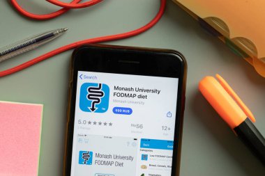 New York, ABD - 29 Eylül 2020: Monash Üniversitesi FODmap Diet mobil uygulama logosu telefon ekranında, İllüstrasyon Editörü.