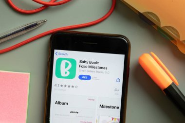 New York, ABD - 29 Eylül 2020: Baby Book Folio Milestones mobil uygulama logosu telefon ekranında, Illustrative Editorial.
