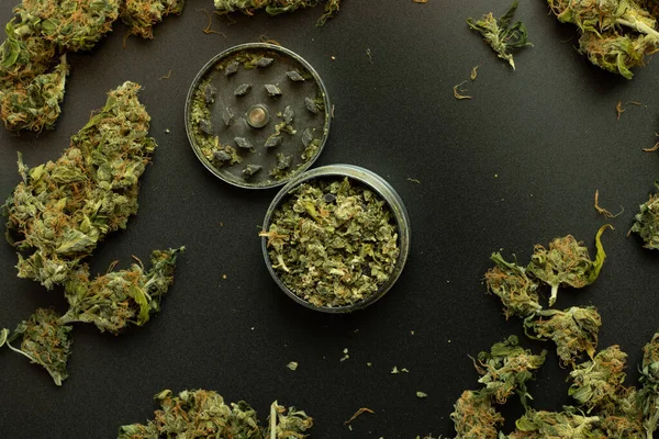 Flat Lay Cannabis Marijuana Weed Top View Grinder Black Background — Stock Photo, Image