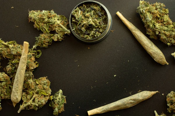 Rolled Weed Joint Draufsicht Mit Cannabisknospen Auf Schwarzem Hintergrund Mit — Stockfoto