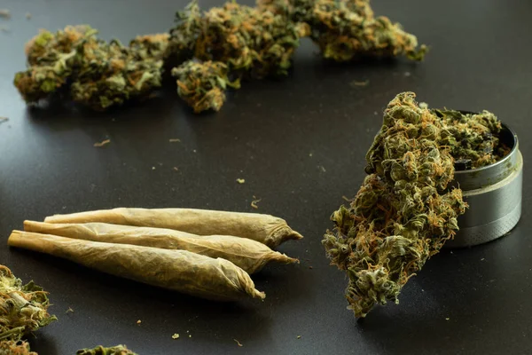 Tráva Klouby Černém Pozadí Marihuany Pupeny Mlýnek Detailní Záběr Legální — Stock fotografie