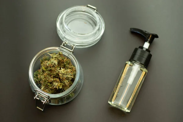 玻璃罐顶部有大麻芽的Cbd草本油 大麻的黑色背景 草业的概念 使用大麻酚的医疗和娱乐保健 — 图库照片