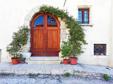 Eski gri ahşap kepenkleri 