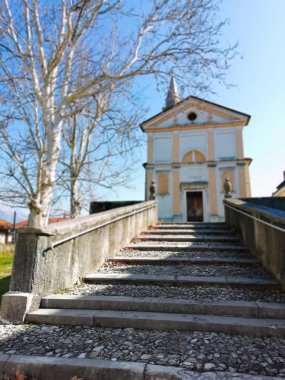 eski Kilise'ye giden taşlarla kaplı merdivenler