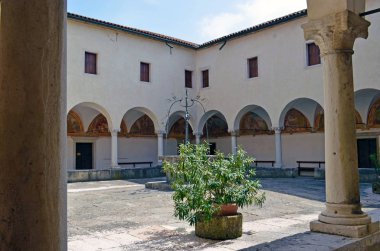 manastırın avlusunda