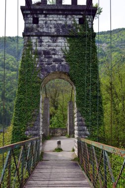 asma köprüye giriş ve çıkış için kemer
