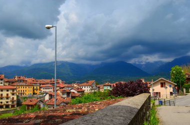 dağlar ve şehir üzerinde fırtınalı gökyüzü