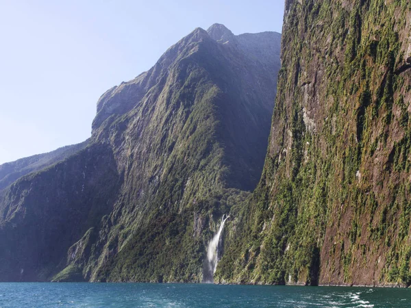 Stirling Falls Şelalesi Milford Sound, Yeni Zelanda
