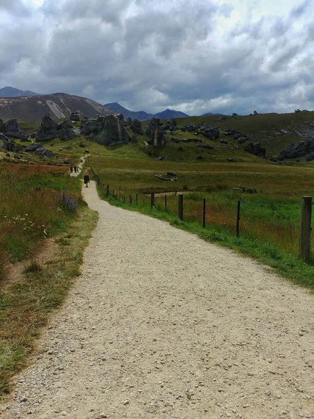 Pist vadi üzerinden kaya oluşumları gibi kaleye kadar yol açar