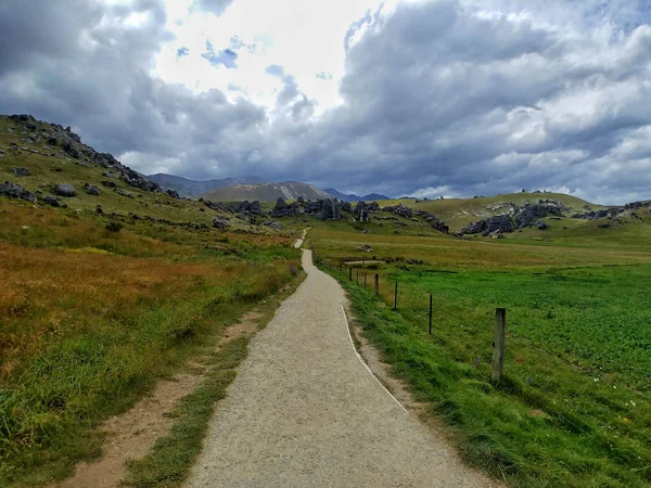 Pist vadi üzerinden kaya oluşumları gibi kaleye kadar yol açar
