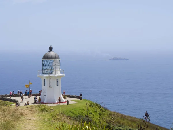 Cape Reinga deniz feneri, Yeni Zelanda 'nın kuzey kenarında gemi Passing